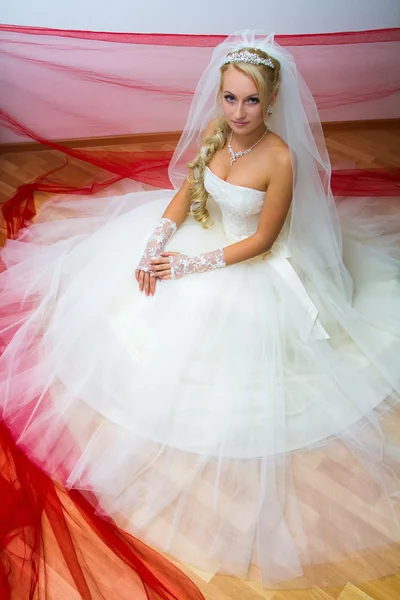 Bruden sitter på golvet — Stockfoto