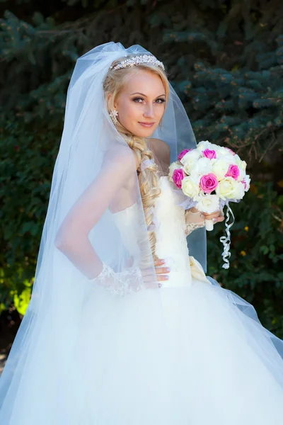 Bride holding a bouquet of hand — Stock Photo, Image