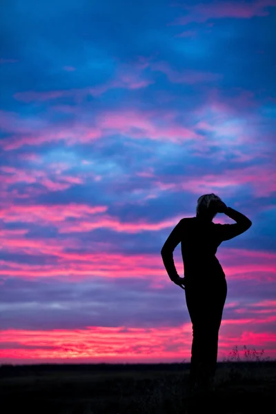 Silhouette Eines Schlanken Mädchens Sonnenuntergang — Stockfoto