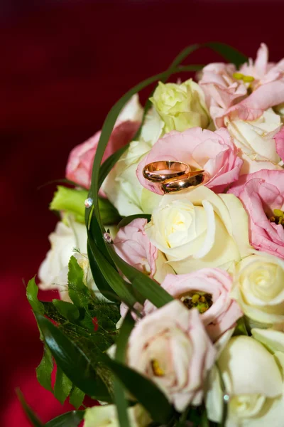 Обручальное кольцо на букете невесты . — стоковое фото