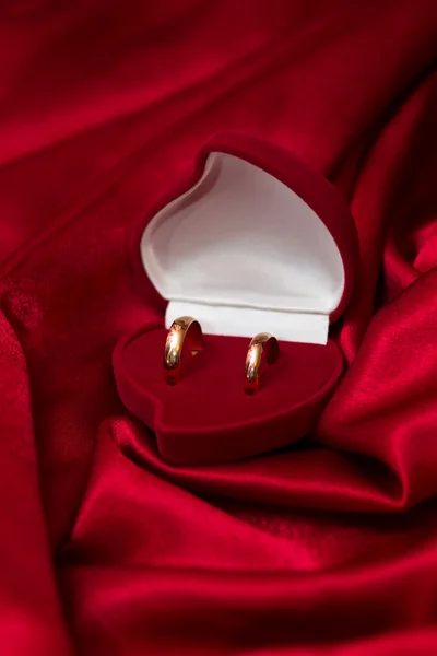 Обручальные Кольца Красной Коробке Фоне Алтанома — стоковое фото