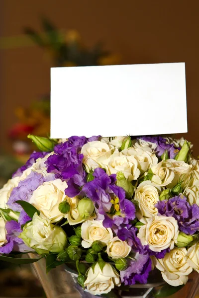 Ramo Rosas Iris Con Una Tarjeta Blanca —  Fotos de Stock