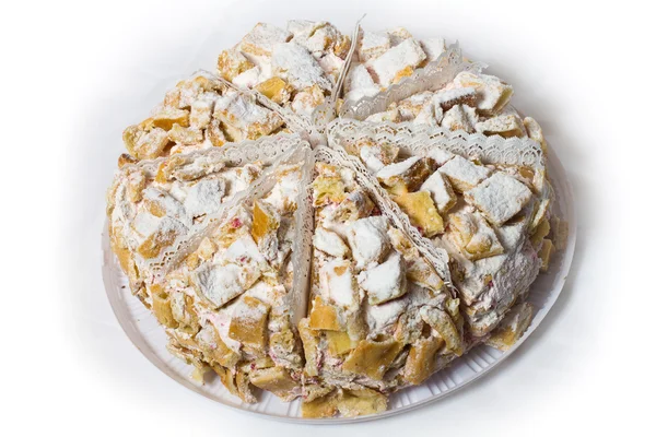 Acht Stück Kuchen in Puderzucker mit Sahne und Früchten. — Stockfoto
