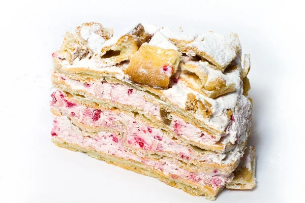 Stück Kuchen Puderzucker Mit Sahne Und Früchten Isoliert Auf Weißem — Stockfoto