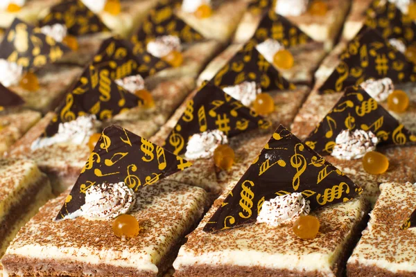 Торты со сливками, ягодами и шоколадной крошкой . — стоковое фото