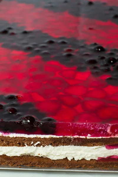 Grote cake met cherry en aardbei. — Stockfoto
