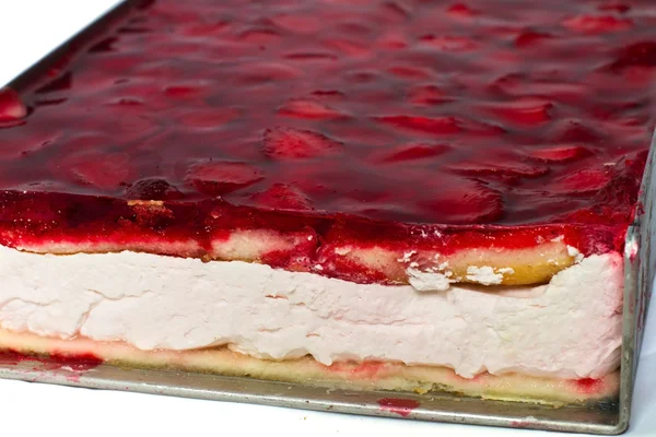 Großer Kuchen Mit Erdbeere Isoliert Auf Weißem Hintergrund — Stockfoto