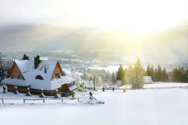 Inverno casa montanha — Fotografia de Stock