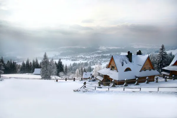 Zimowy dom góra — Zdjęcie stockowe