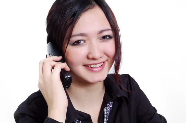 Menina bonita no telefone e sorrindo — Fotografia de Stock