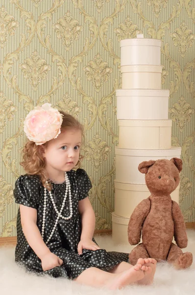 Dívka oblečená jako retro panenka — Stock fotografie