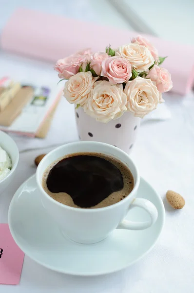 Kopje koffie en een boeket rozen — Stockfoto