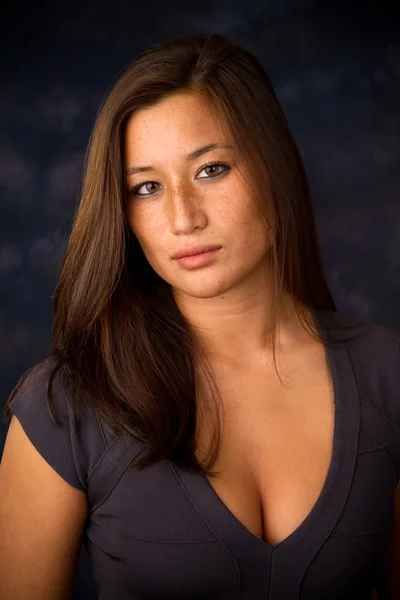 Attraktive Sexy Asiatische Amerikanerin Mit Sommersprossigem Gesicht Trägt Ein Tief — Stockfoto