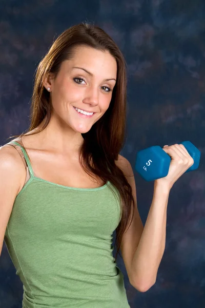 Jovem Esbelta Usa Halteres Para Exercitar Fortalecer Seus Bíceps — Fotografia de Stock