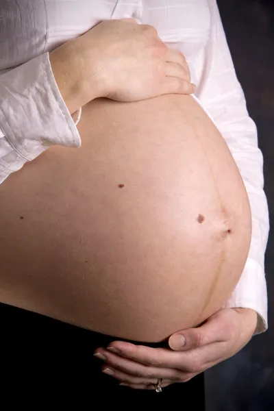 Linea nigra graviditet — Stockfoto