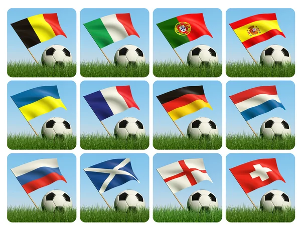 Voetbal in het gras en de vlag tegen de blauwe hemel. — Stockfoto