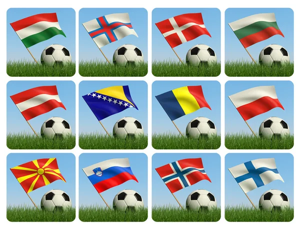 Voetbal in het gras en de vlag tegen de blauwe hemel. — Stockfoto