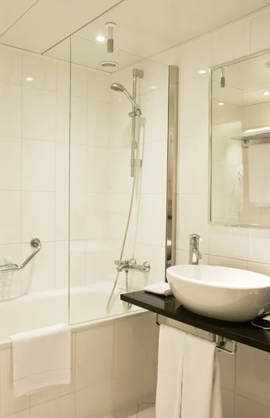 Banheiro em design branco — Fotografia de Stock