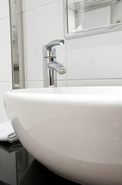 Musluk ile beyaz banyoya — Stok fotoğraf