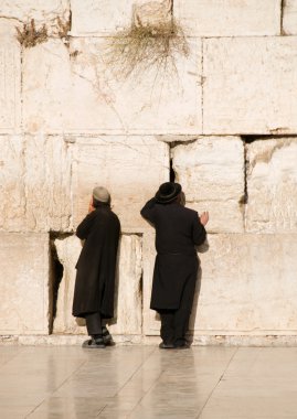 dualar ve turistler Kudüs duvarının yakınında