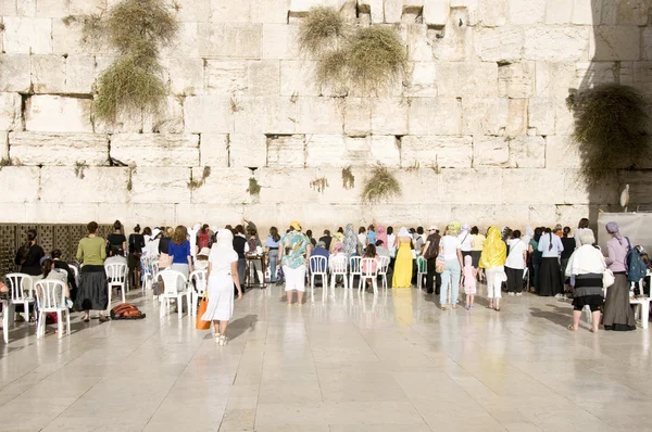 祈りとエルサレムの壁の近くの観光客 — ストック写真