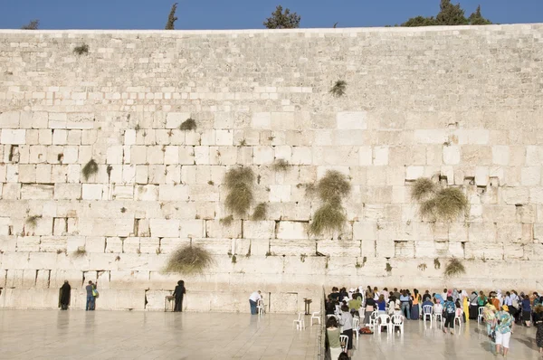 Böner och turister nära jerusalem wall — Stockfoto