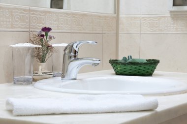 otel banyo: lavabo, musluk, havlu ve banyo ayarla