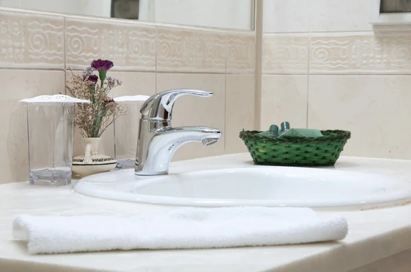 酒店浴室 水龙头 毛巾和卫生间设置 — 图库照片