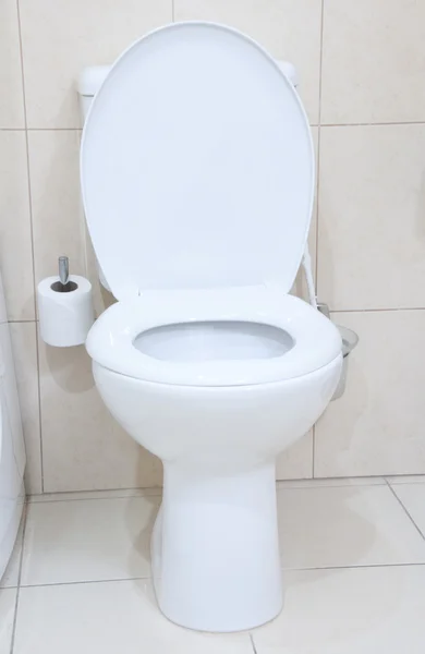 Beyaz Bir Örtü Ile Beyaz Temiz Tuvalet — Stok fotoğraf