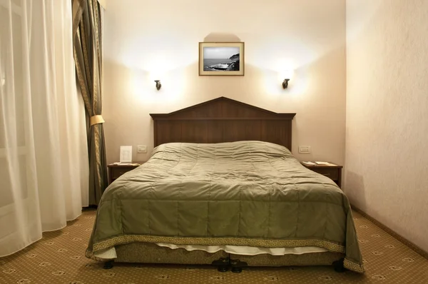 Comfortabel Tweepersoons Bed Een Hotelkamer — Stockfoto