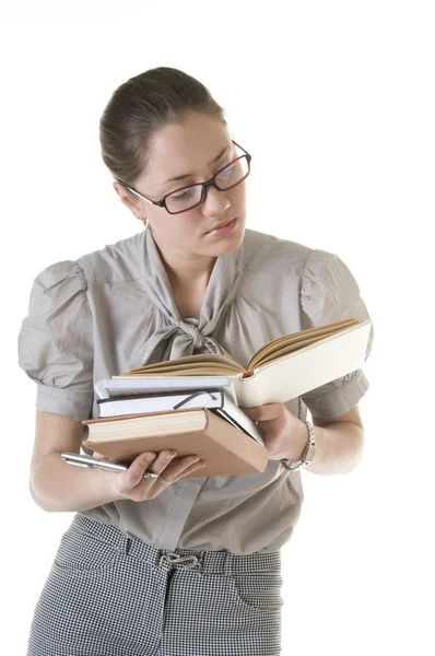 眼镜与书和一支笔 在白色背景上孤立的智能严重阅读女人 — 图库照片