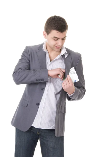 Молодой человек кладет деньги в карман — стоковое фото