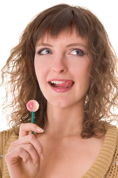 Женщина лижет сладкие конфеты — стоковое фото