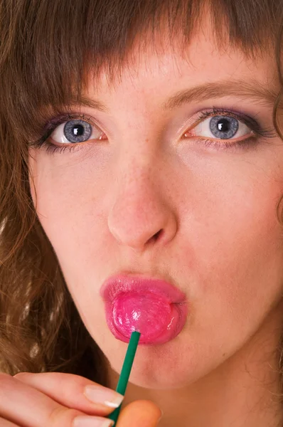 Женщина лижет сладкие конфеты — стоковое фото