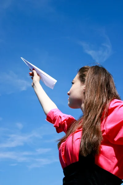 Kağıt uçağa el ile beyaz genç kız — Stok fotoğraf
