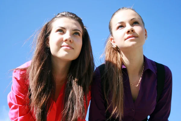Две молодые женщины смотрят вперед — стоковое фото