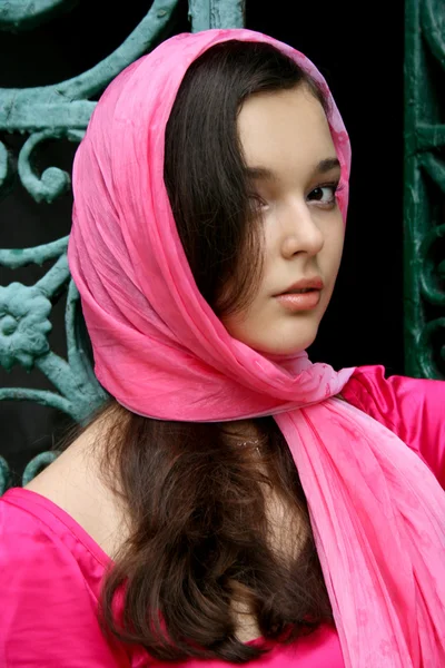 Mladá Kavkazský Žena Růžovou Poblíž Brány — Stock fotografie