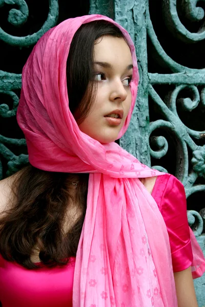 Mladá Kavkazský Žena Růžovou Poblíž Brány — Stock fotografie