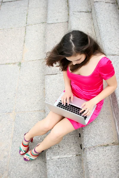 Mahasiswa Muda Kaukasia Wanita Dengan Laptop — Stok Foto