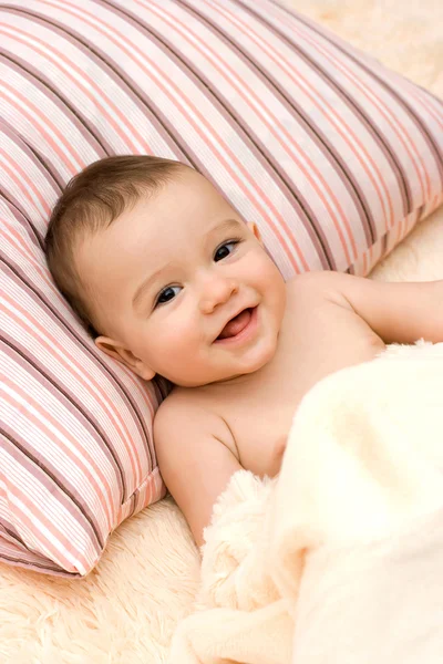 Schattige kleine Kaukasische jongen onder de deken — Stockfoto