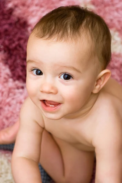 Glimlachend Caucasain Baby Zittend Het Tapijt — Stockfoto