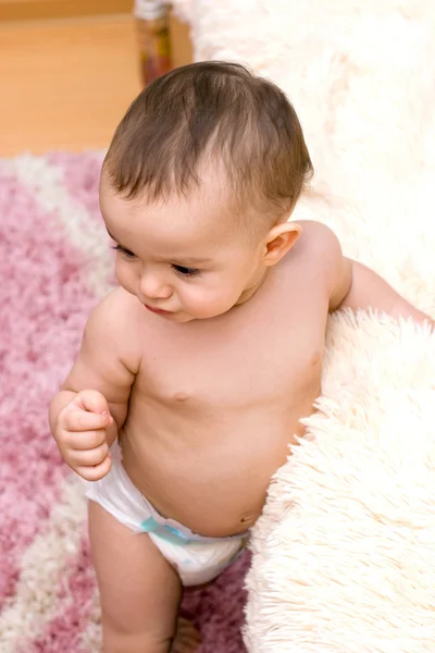 可爱的高加索宝宝在床附近 — 图库照片