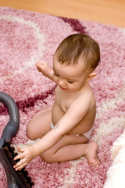 Lindo Bebé Caucásico Con Aspiradora — Foto de Stock