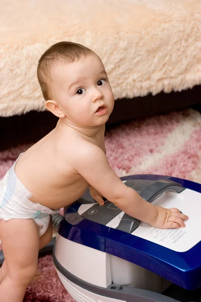 Lindo Bebé Caucásico Con Aspiradora — Foto de Stock