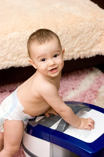 Søt, kaukasisk baby med støvsuger – stockfoto