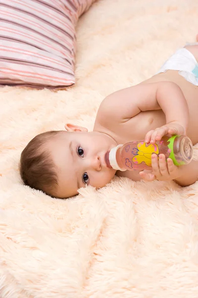 Lilla kaukasiska pojke dricka ur flaskan — Stockfoto