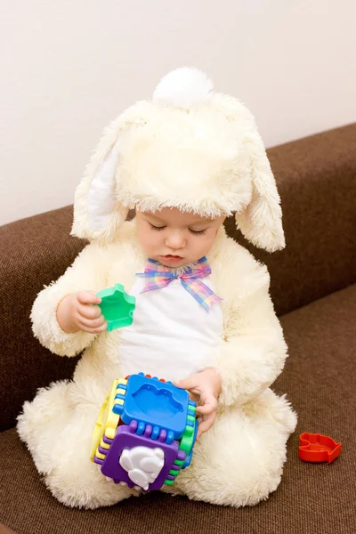 Ganska Kaukasiska Baby Kanin Kostym Spela — Stockfoto
