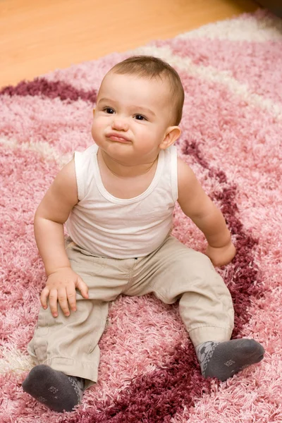 Schattige Kaukasische Baby Zittend Het Tapijt — Stockfoto