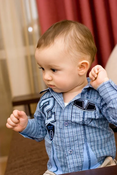 Schattige Kaukasische Baby Blauw Shirt — Stockfoto