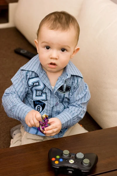 Kavkazská baby a joysticku — Stock fotografie